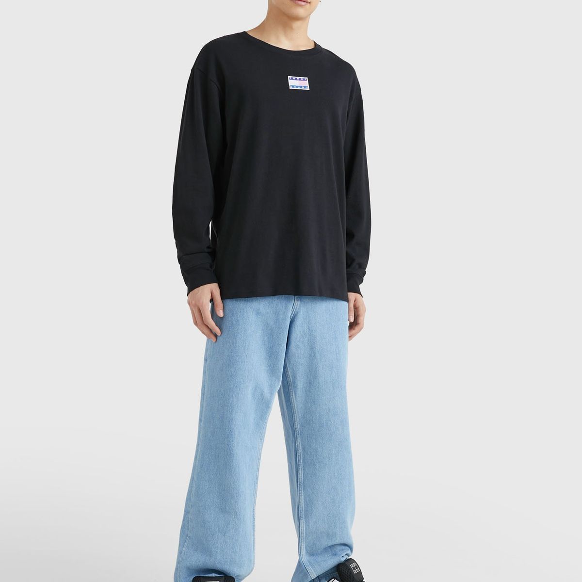 TOMMY HILFIGER - Polera Relaxed Universitaria Negro Tommy Jeans