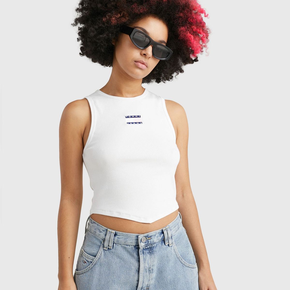 TOMMY HILFIGER - Polera Crop Con Parche Blanco Tommy Jeans