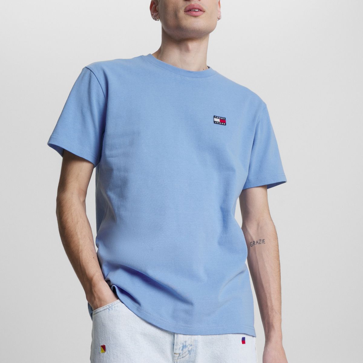 TOMMY HILFIGER - Polera Classic Con Parche Celeste Tommy Jeans