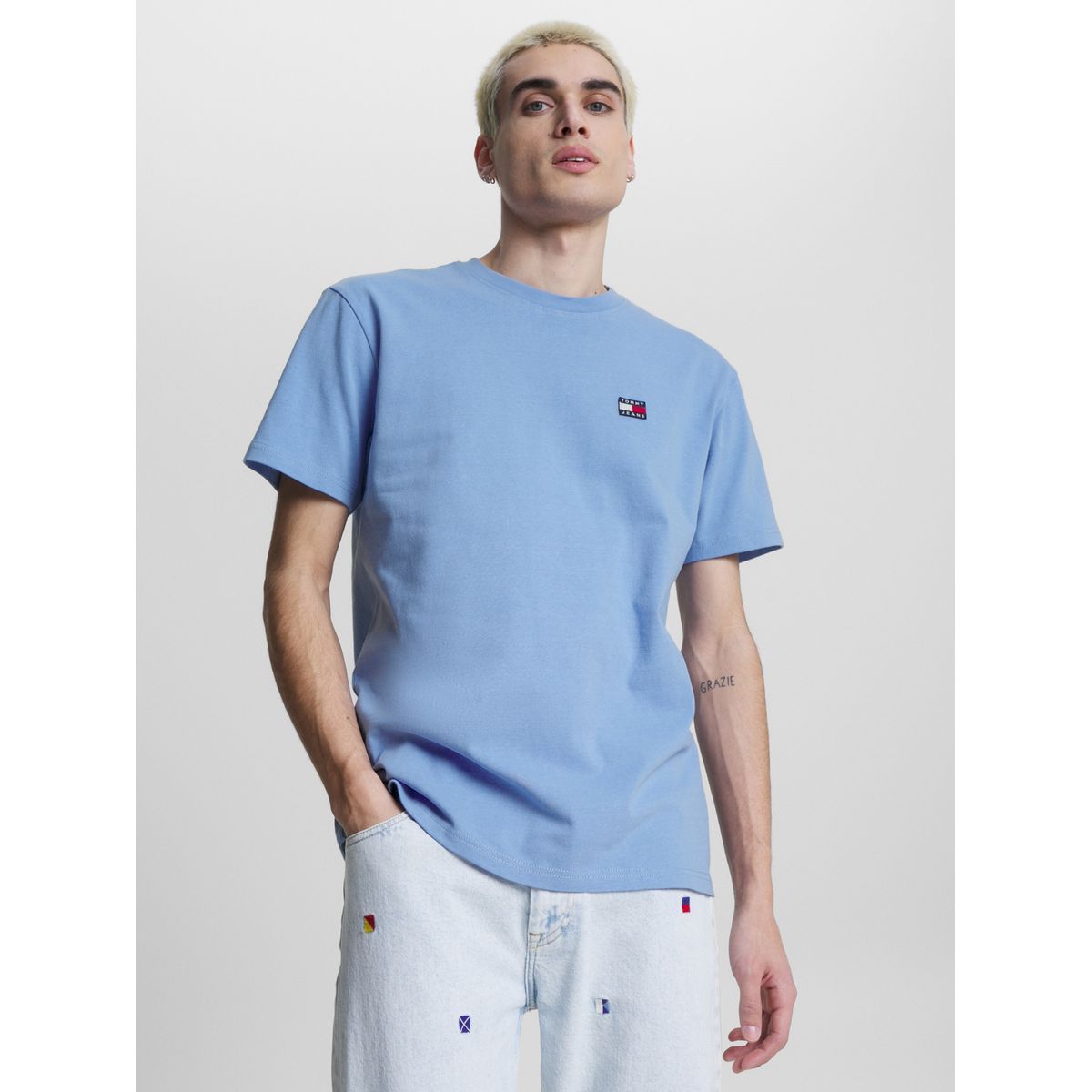TOMMY HILFIGER - Polera Classic Con Parche Celeste Tommy Jeans