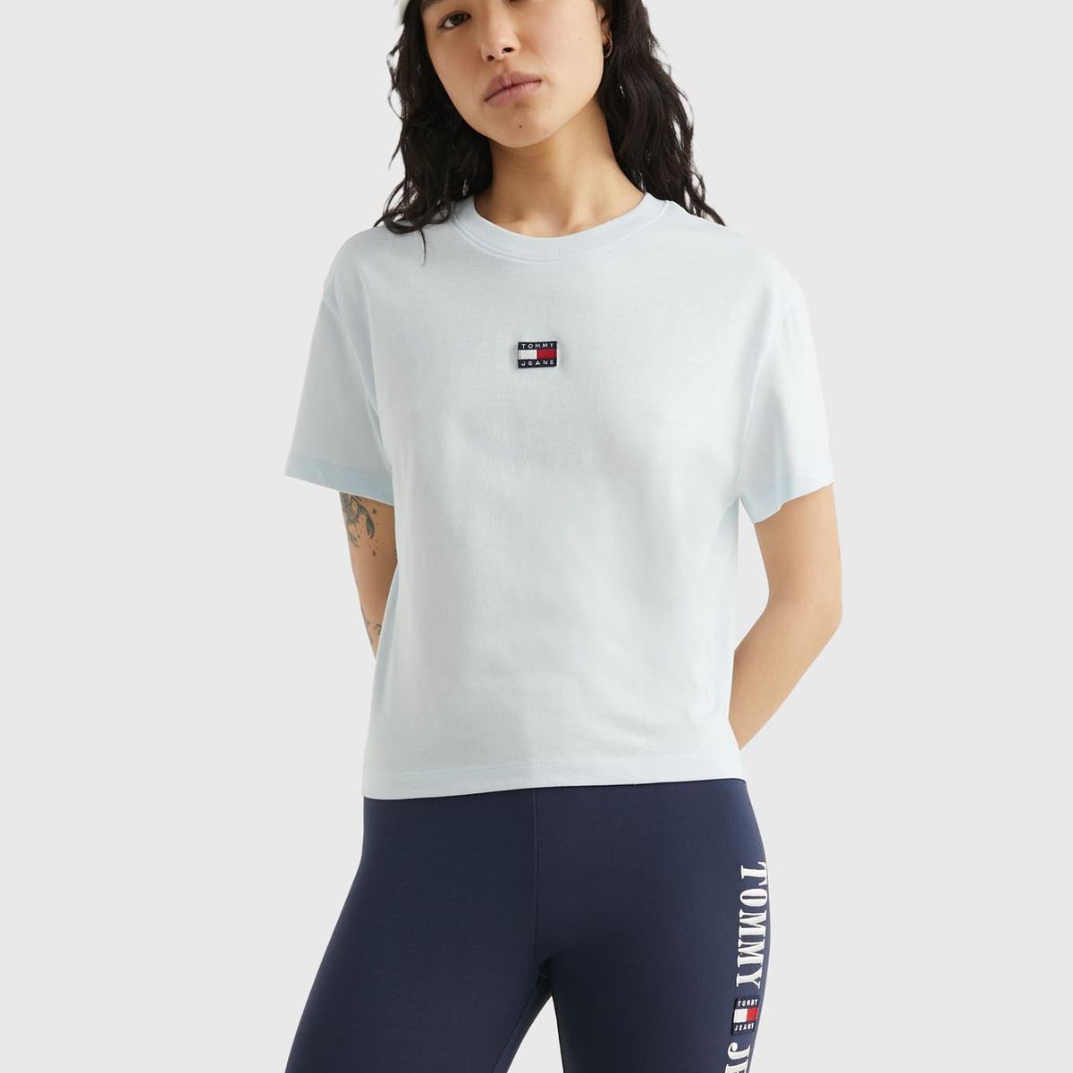 TOMMY HILFIGER - Polera Classic Con Parche Celeste Tommy Jeans