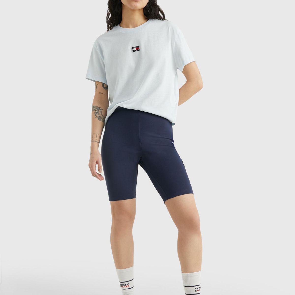 TOMMY HILFIGER - Polera Classic Con Parche Celeste Tommy Jeans