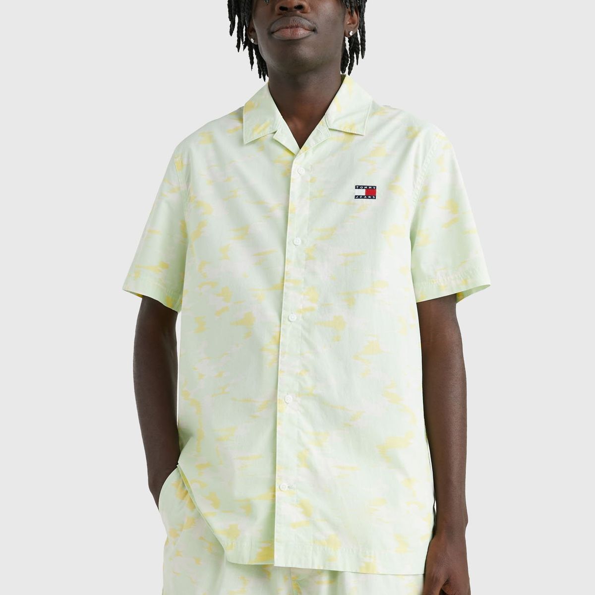 TOMMY HILFIGER - Camisa Relaxed Camo Amarillo Tommy Jeans