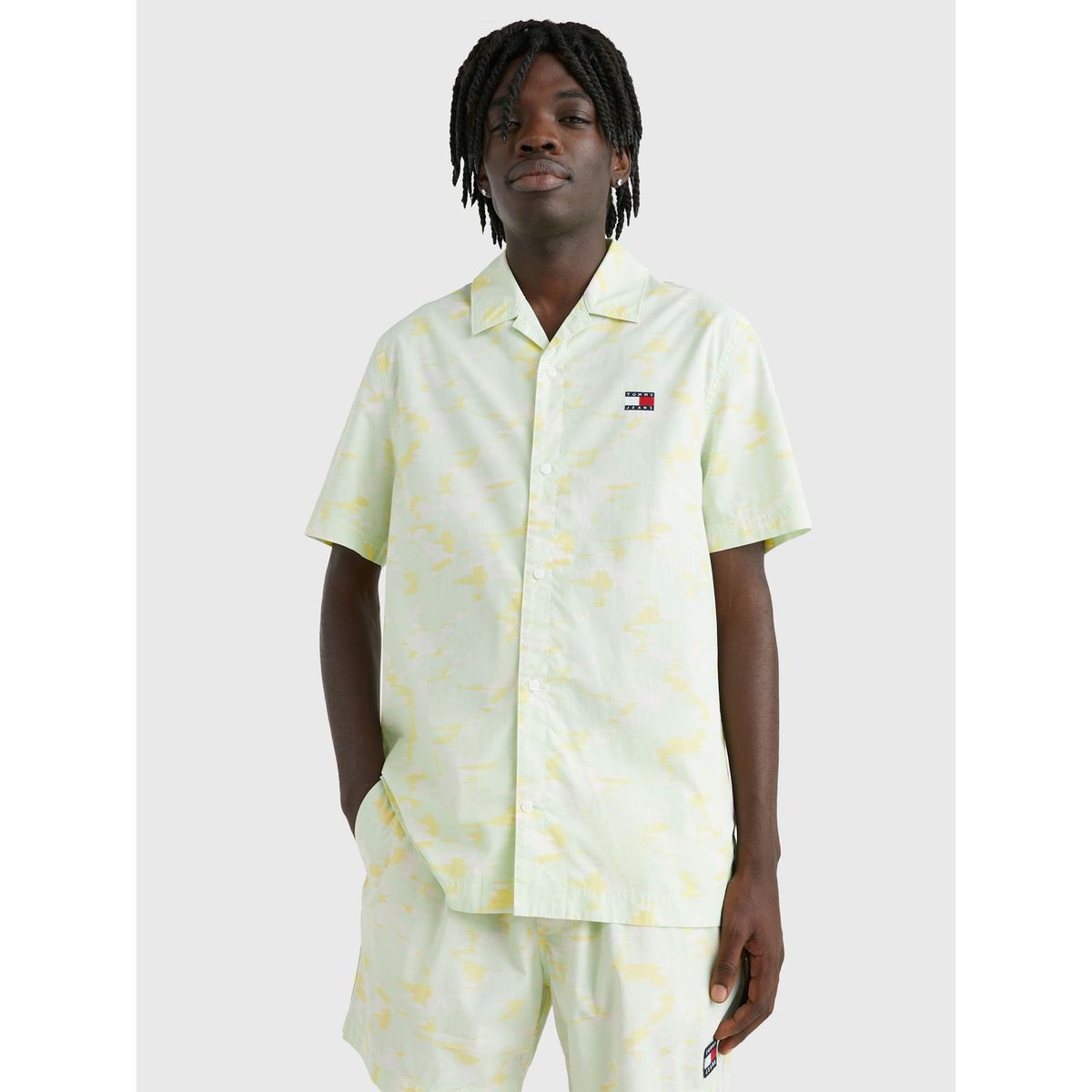 TOMMY HILFIGER - Camisa Relaxed Camo Amarillo Tommy Jeans