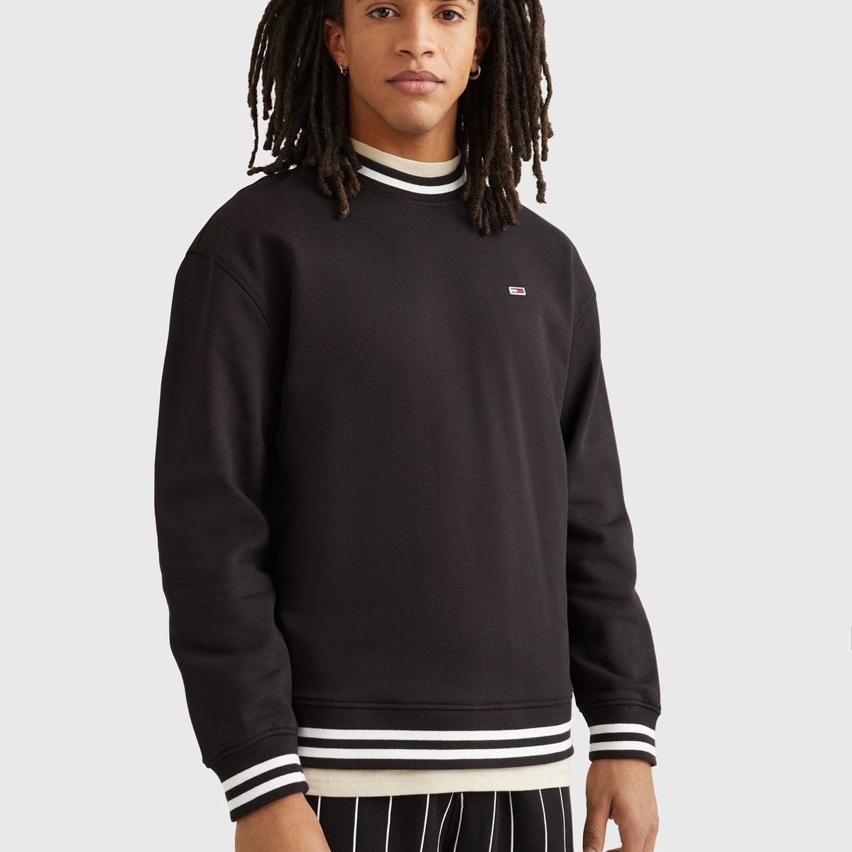 TOMMY HILFIGER - Polerón Relaxed Modern Negro Tommy Jeans