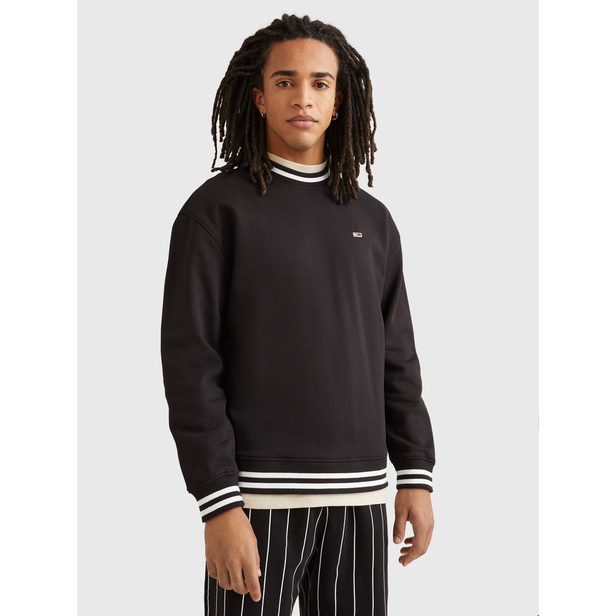 TOMMY HILFIGER - Polerón Relaxed Modern Negro Tommy Jeans