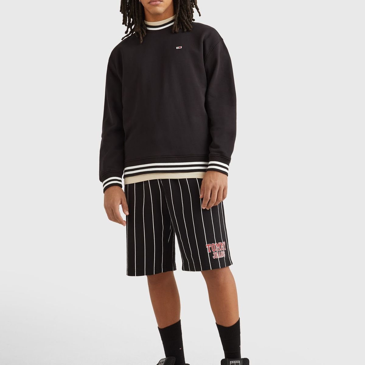 TOMMY HILFIGER - Polerón Relaxed Modern Negro Tommy Jeans