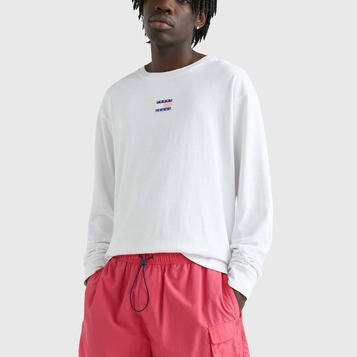 TOMMY HILFIGER - Polera Relaxed Universitaria Blanco Tommy Jeans