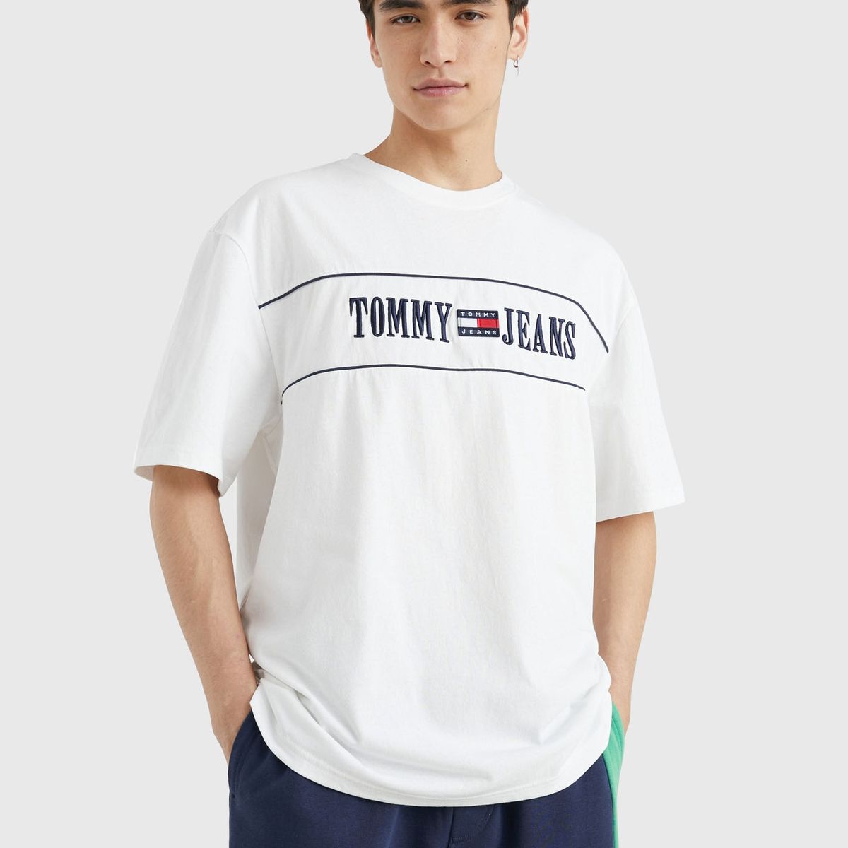 TOMMY HILFIGER - Polera Archive Con Parche Blanco Tommy Jeans