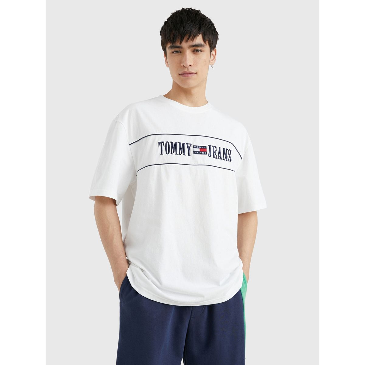 TOMMY HILFIGER - Polera Archive Con Parche Blanco Tommy Jeans