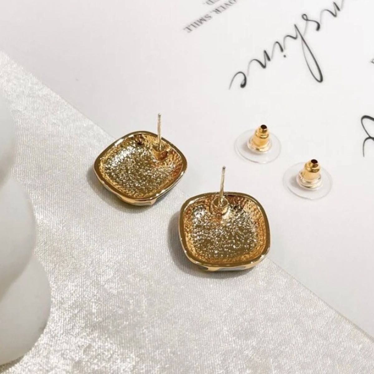 GENERICO - Pendientes de botón con turquesa textura.-