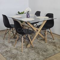 Comedor Medlock Vidrio 140x90 + 4 Sillas Eames Negro