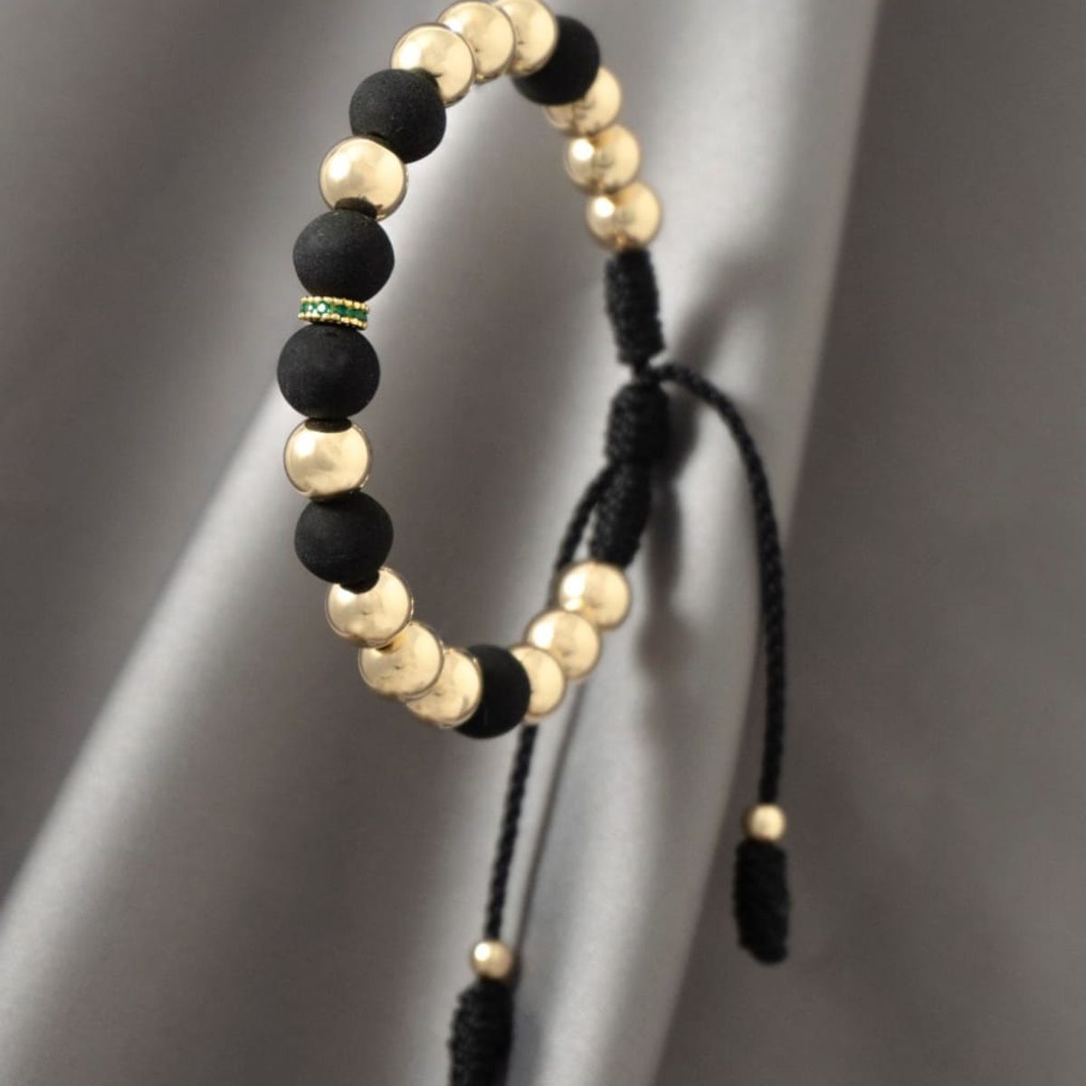 GENERICO - Pulsera Negra Con Circonias  en oro laminado de 18k