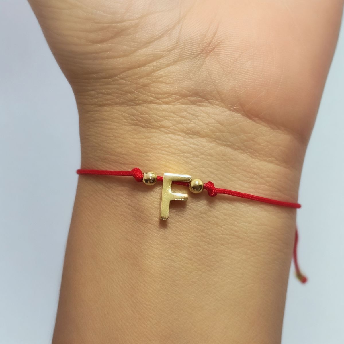 COGGIOLA - Pulsera Letra F Cordón Rojo Enchapado Oro 18K