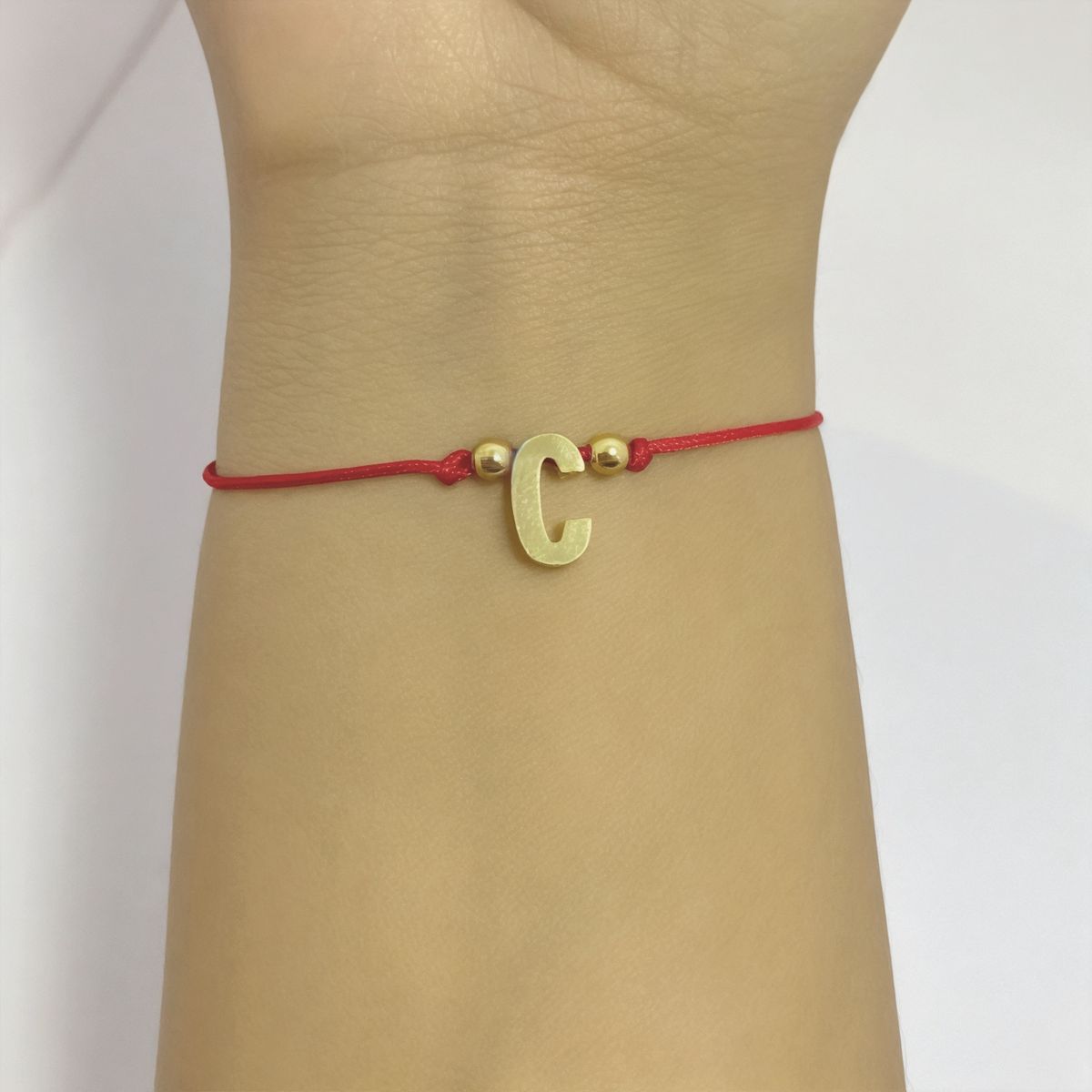 COGGIOLA - Pulsera Letra C Cordón Rojo Enchapado Oro 18K