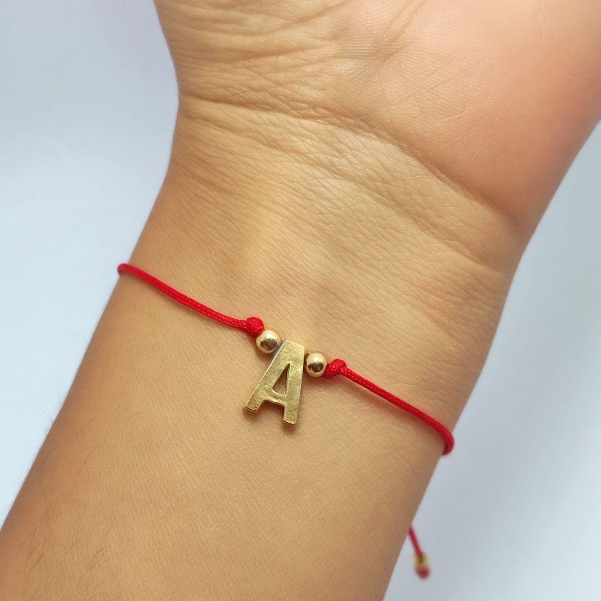 COGGIOLA - Pulsera Letra A Cordón Rojo Enchapado Oro 18K