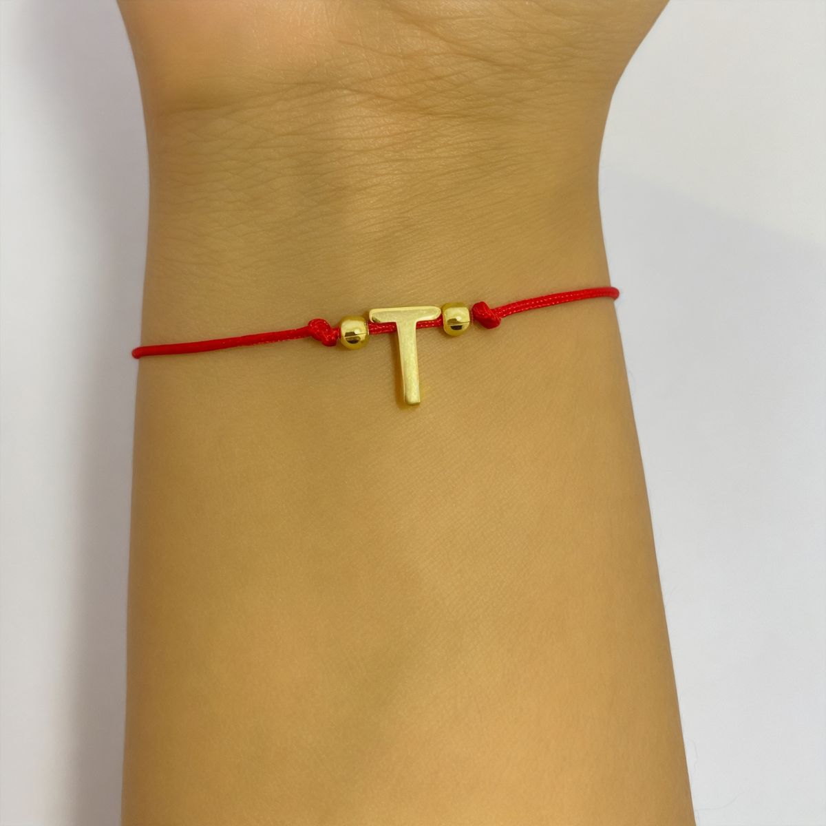 COGGIOLA - Pulsera Letra T Cordón Rojo Enchapado Oro 18K
