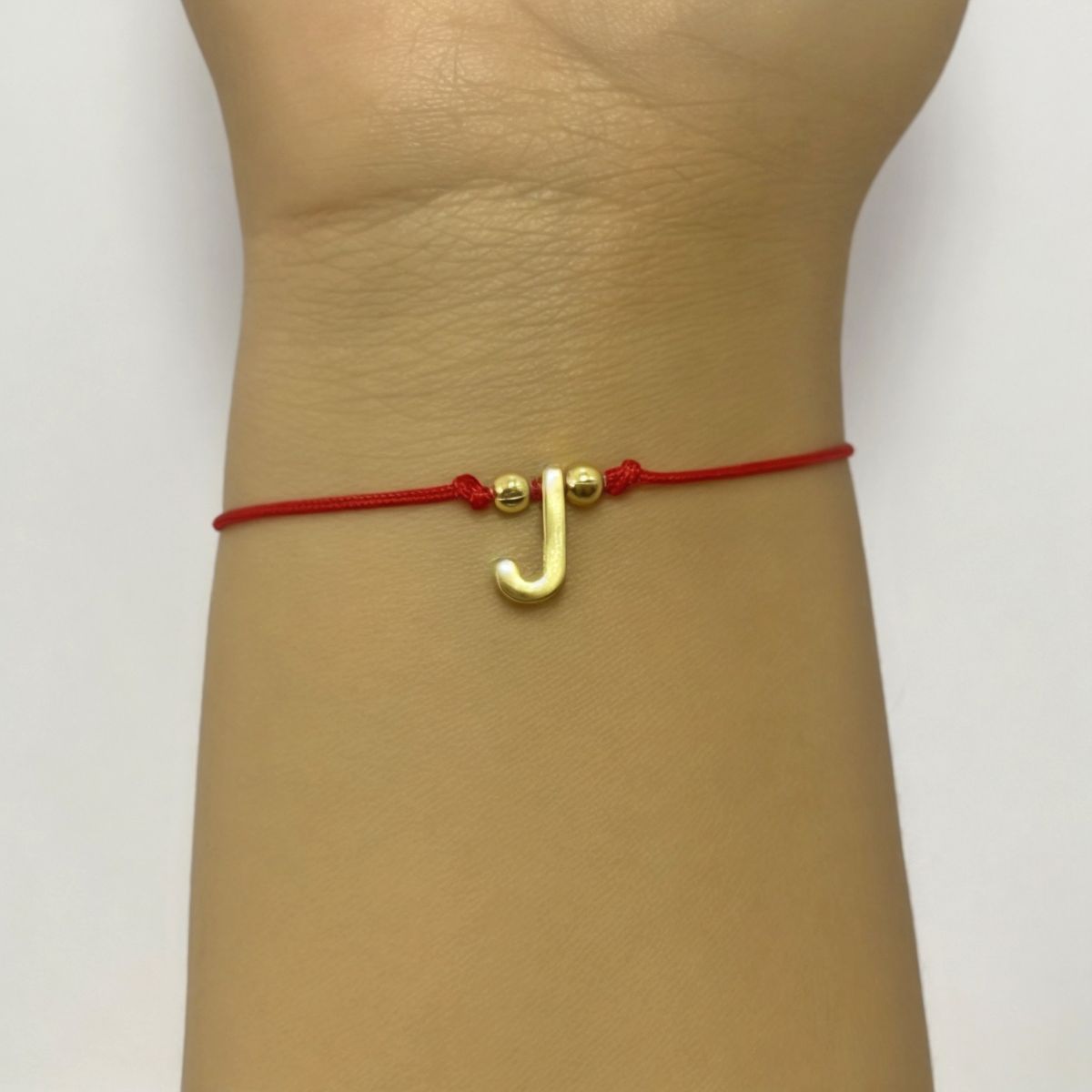 COGGIOLA - Pulsera Letra J Cordón Rojo Enchapado Oro 18K