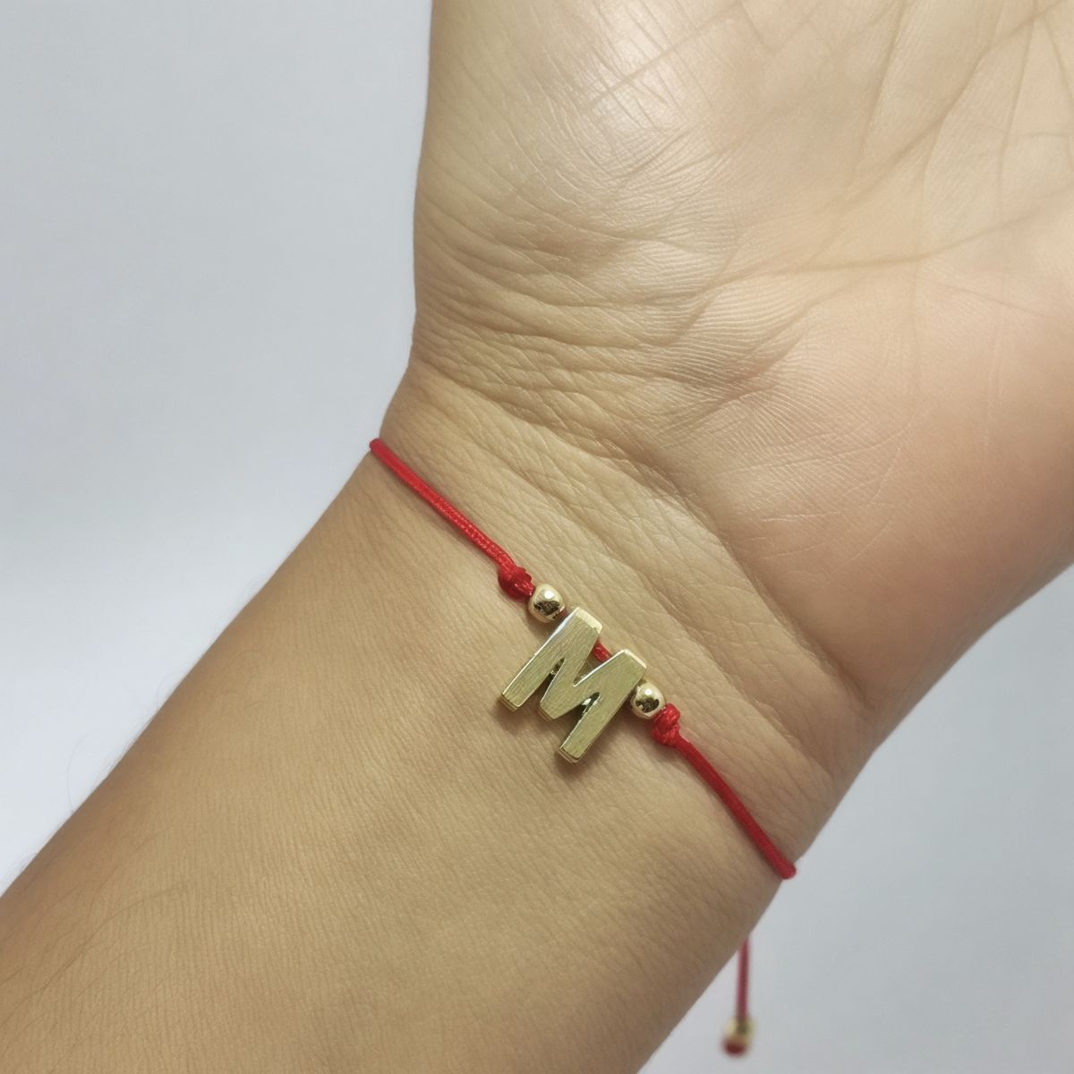 COGGIOLA - Pulsera Letra M Cordón Rojo Enchapado Oro 18K