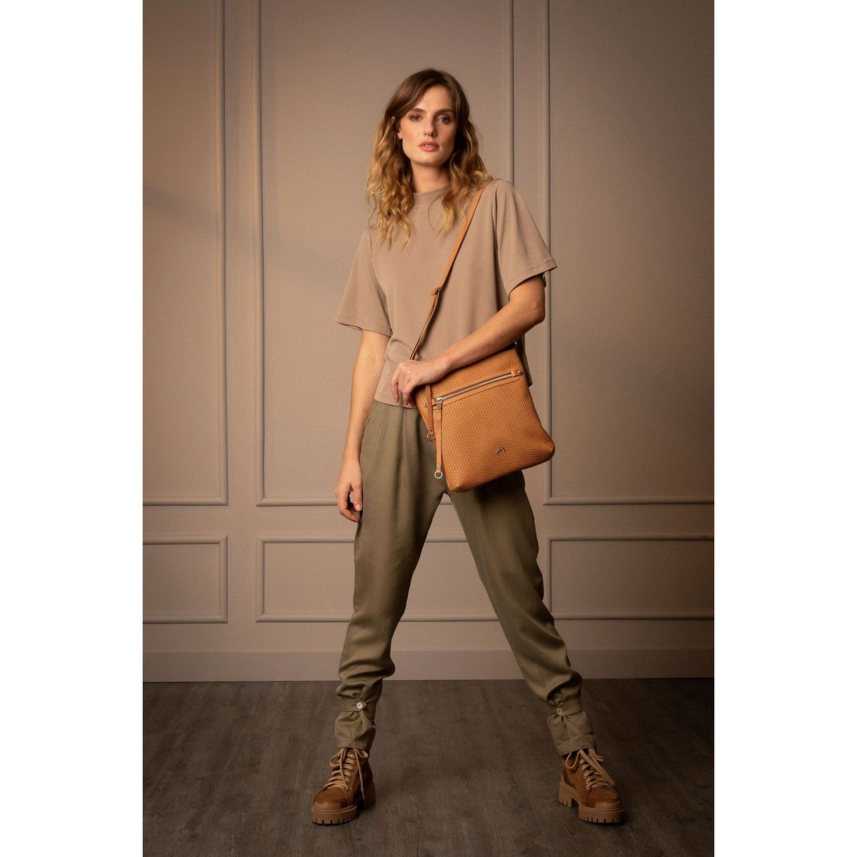 VELEZ - Vélez Cartera Bandolera Basic Cuero Mujer Grabado Placa Tejido Miel