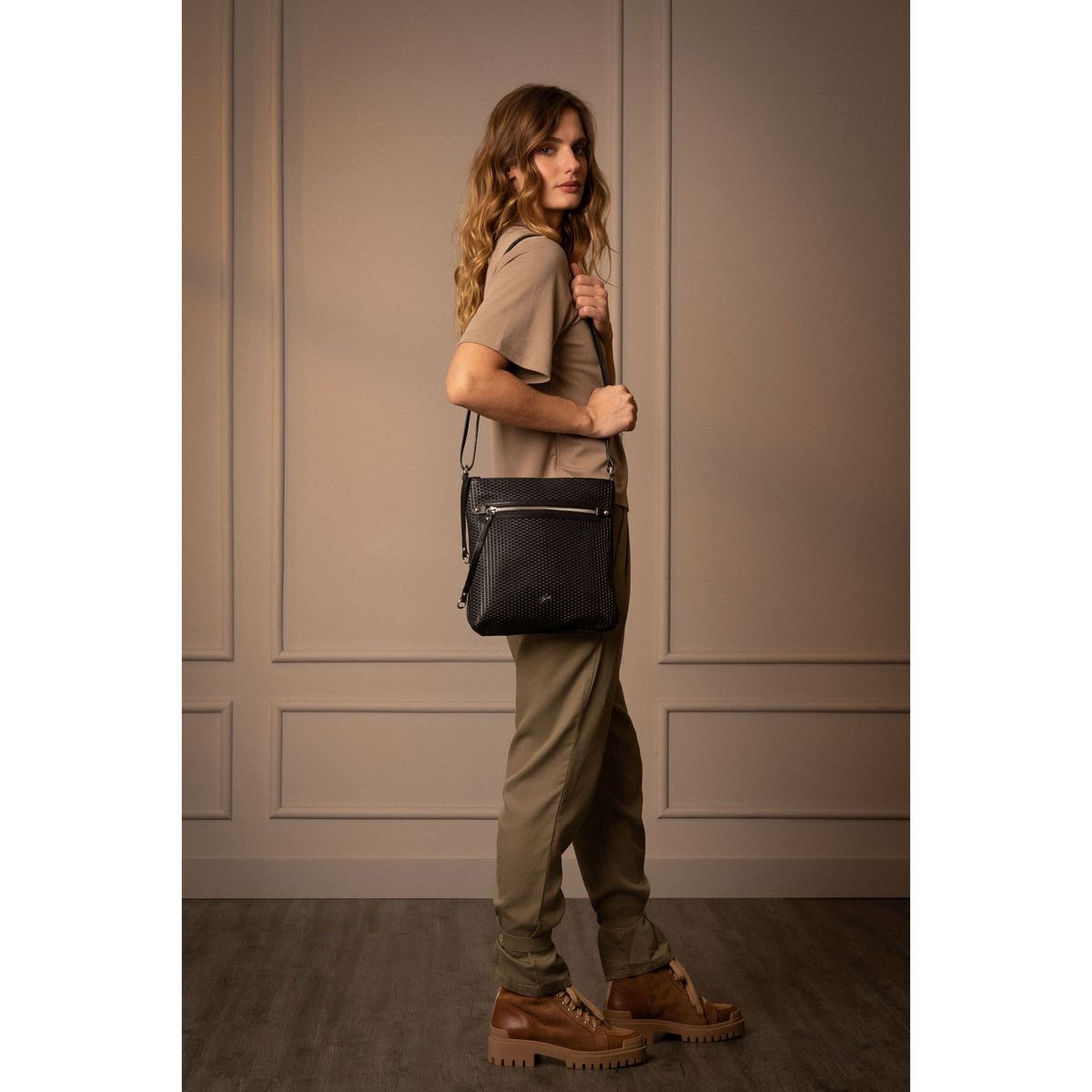 VELEZ - Vélez Cartera Bandolera Basic Cuero Mujer Grabado Placa Tejido Negro