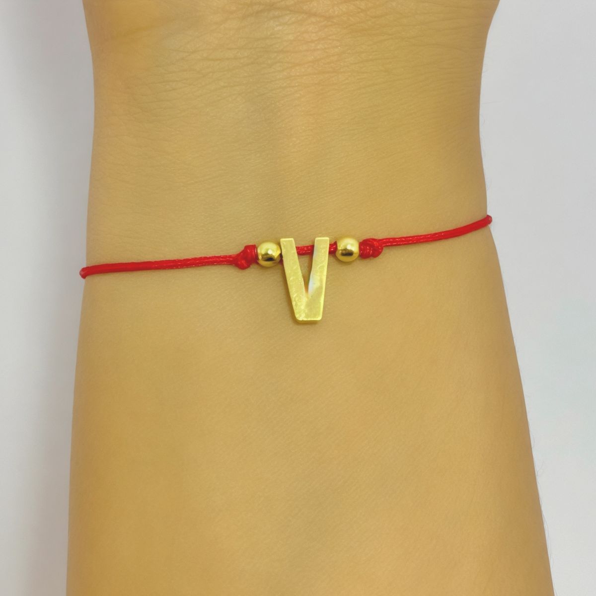 COGGIOLA - Pulsera Letra V Cordón Rojo Enchapado Oro 18K