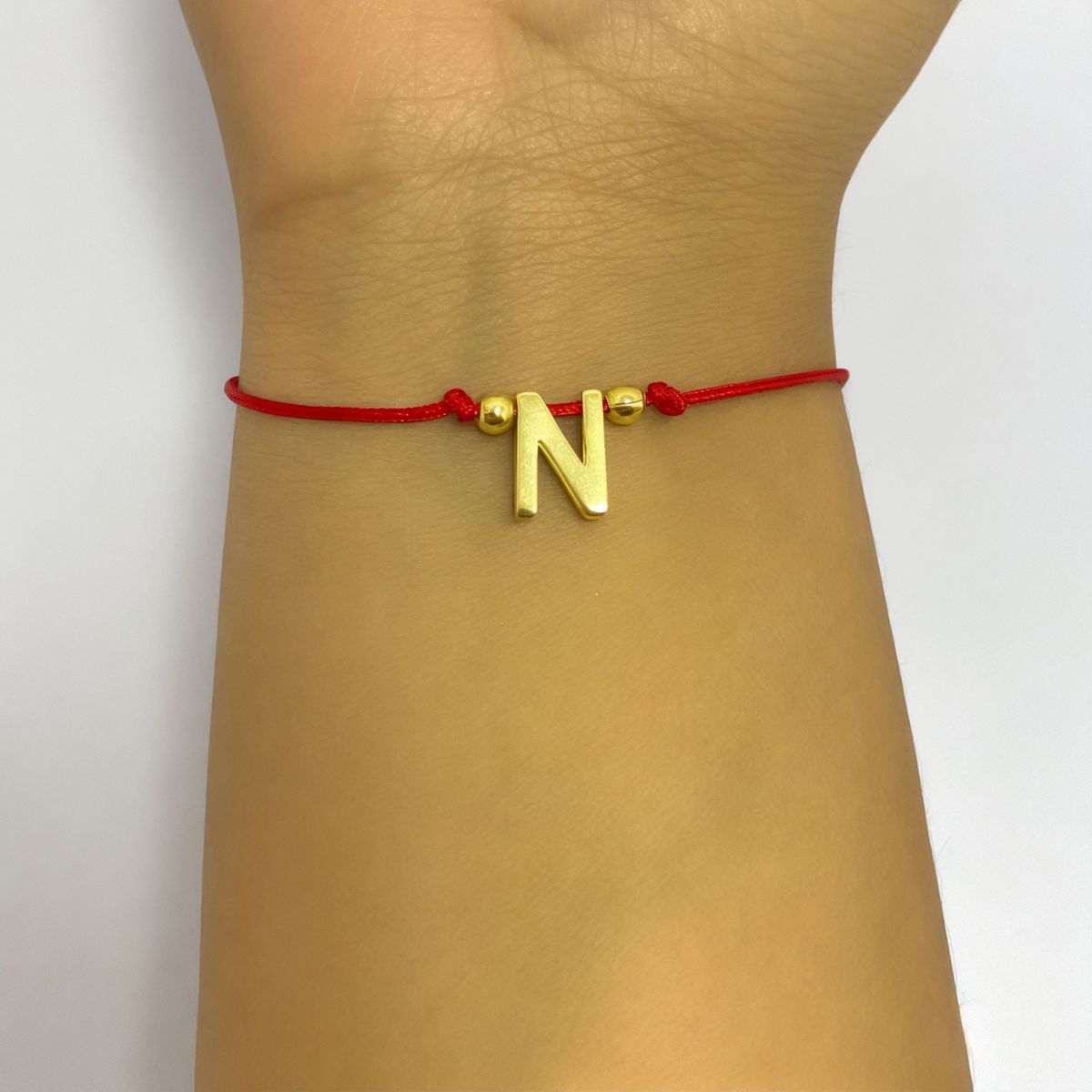 COGGIOLA - Pulsera Letra N Cordón Rojo Enchapado Oro 18K