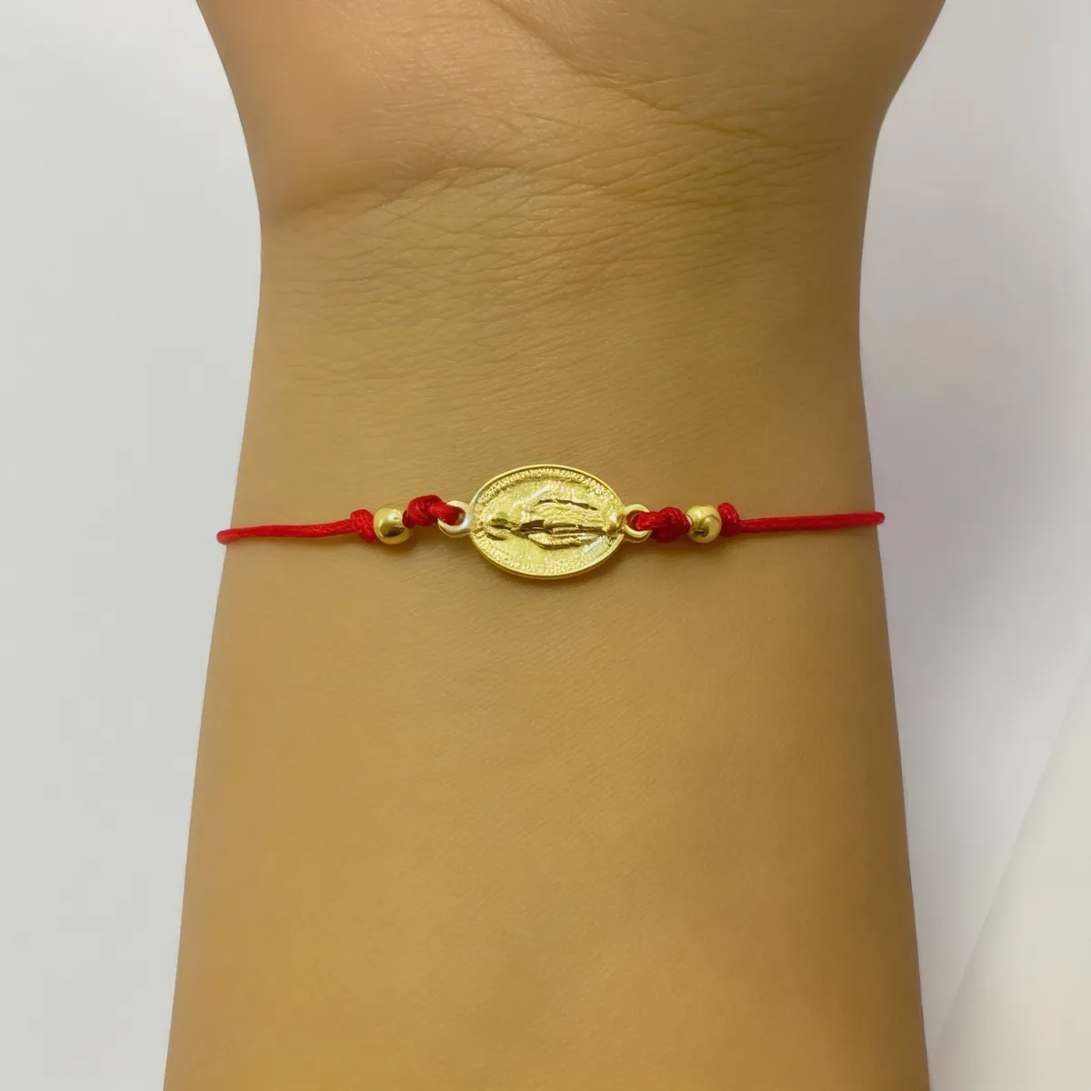 COGGIOLA - Pulsera Virgen De Los Rayos Cordón Rojo Ajustable Enchapado Oro 18K