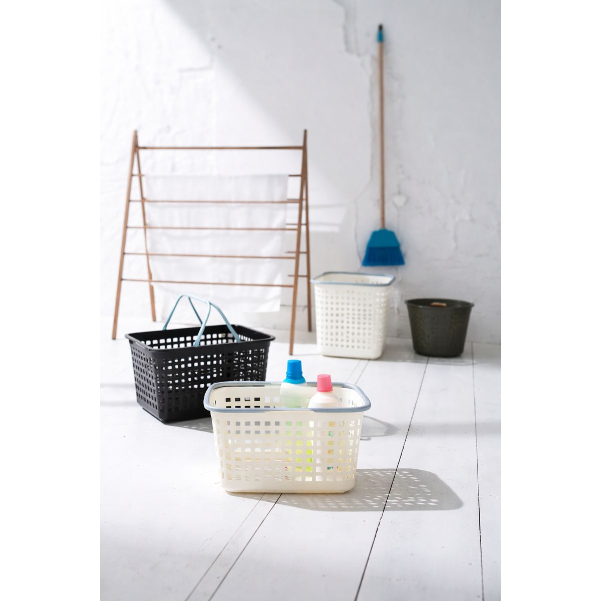 LIKE-IT - Canasto de Lavandería Like-It  25 Lts.  - Organizador Multiuso con Asa Integrada. Fabricado en Japón.
