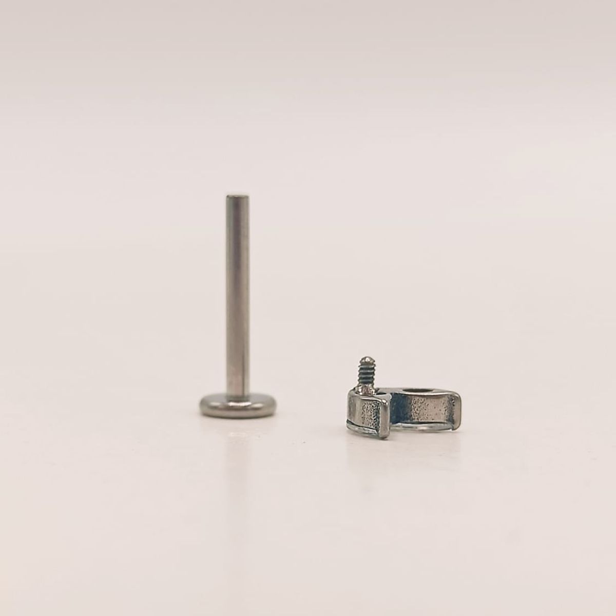 ELBAULDEJUMA - Piercing Labret Tragus F136 G23 Acero Titanio Hoja Circonio