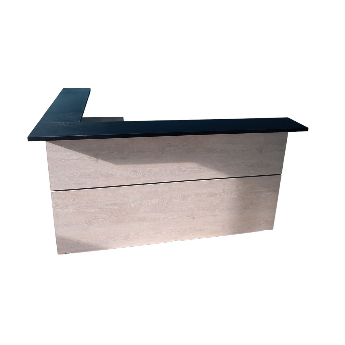 GENERICO - Mueble de recepcion en L frente 2mts y lateral 15mts Doble altura