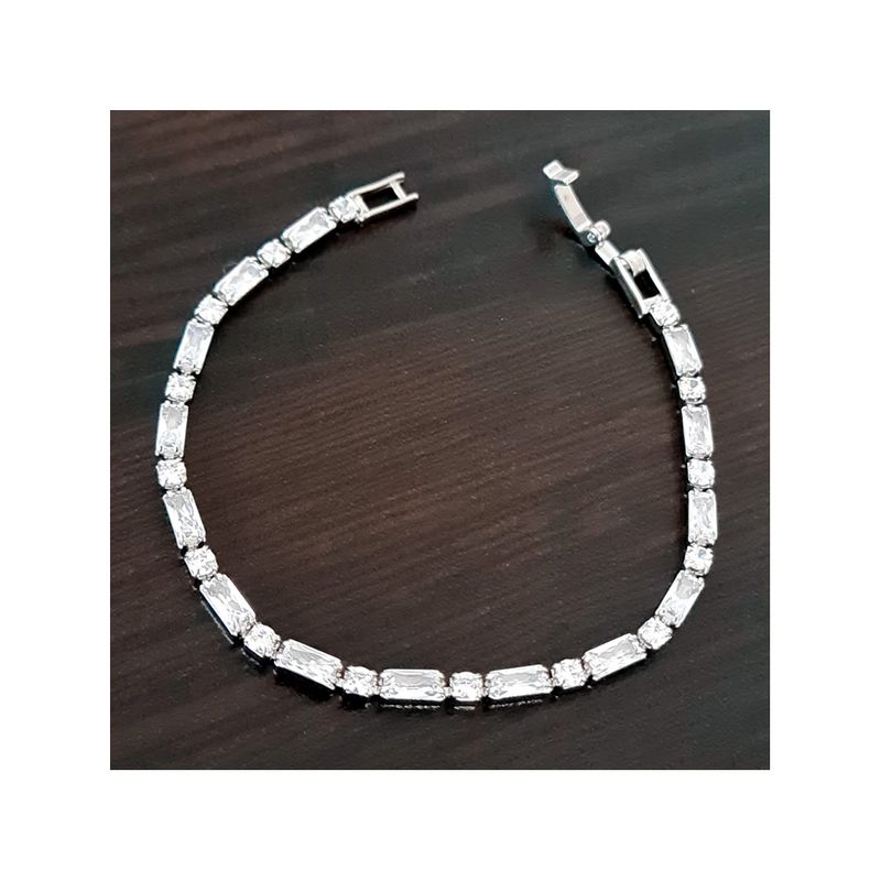GENERICO - Pulsera Fija Tipo Esclava Con Brillo  Color Plateado