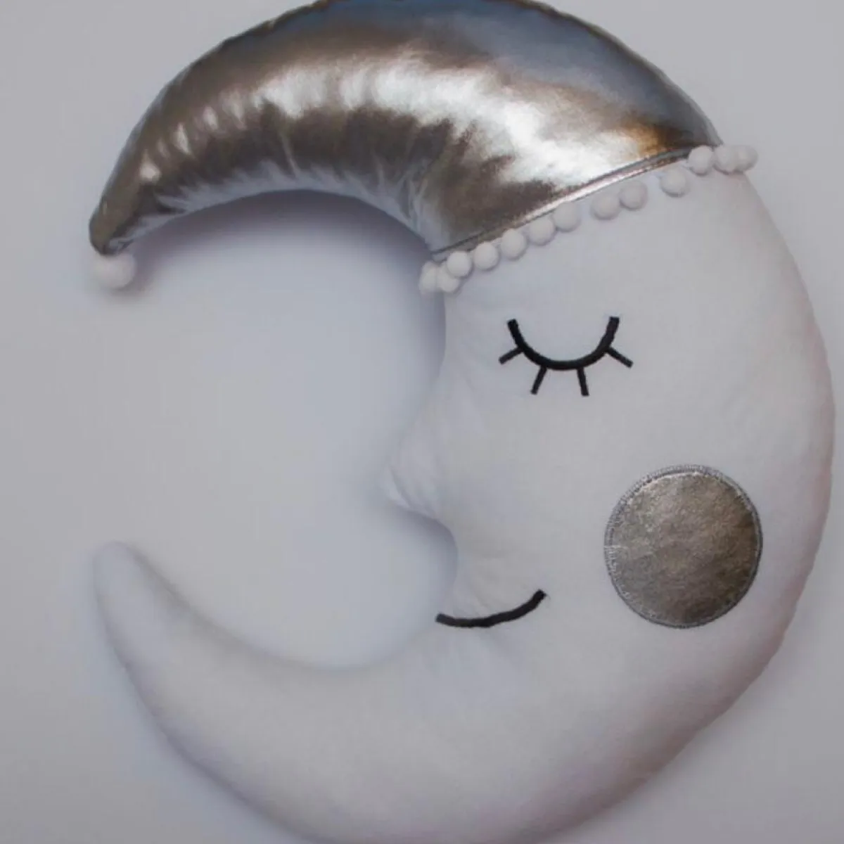 GENERICO - ALMOHADA DE LUNA BLANCO CON APLICACION EN PLATEADO