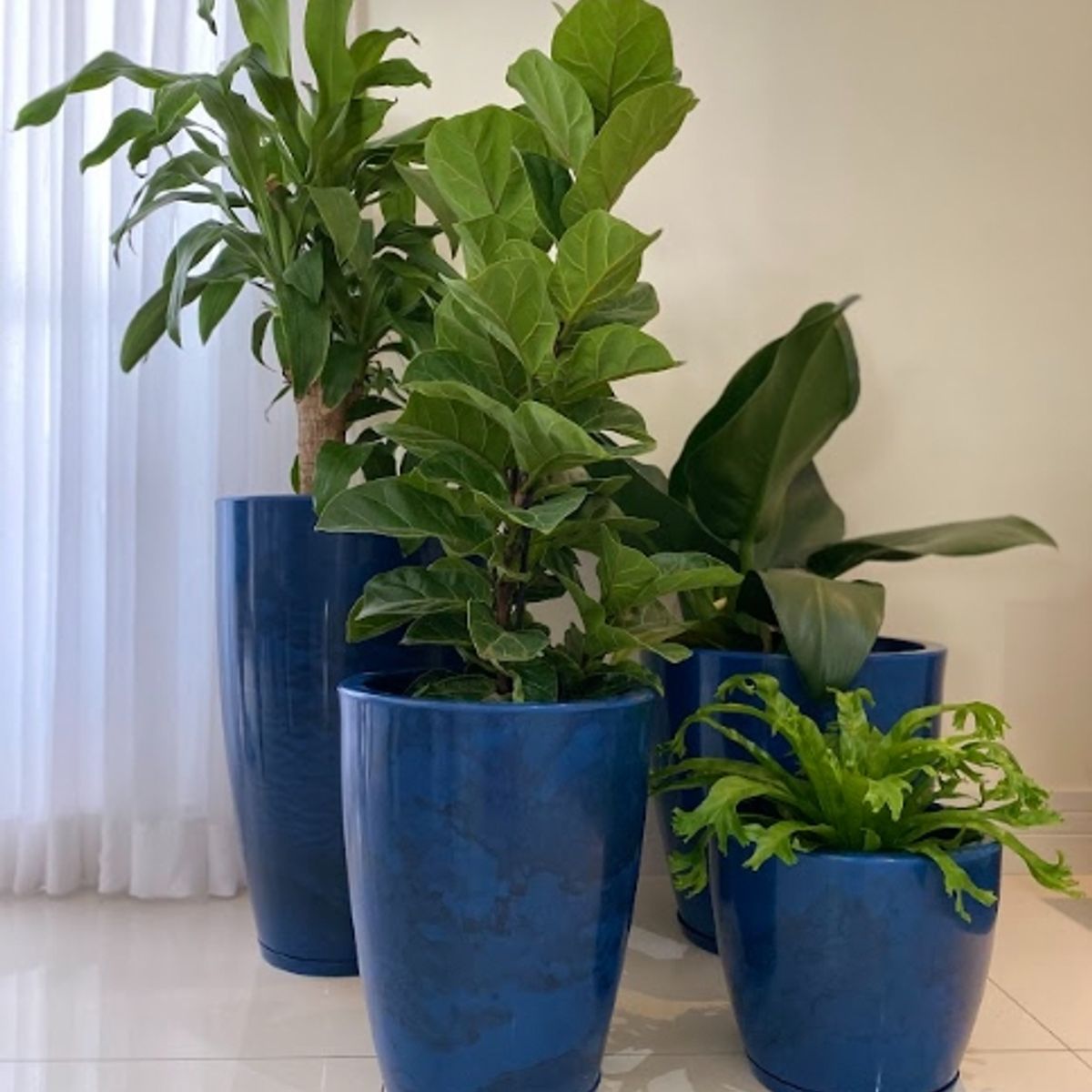 FLORIDIS - MACETERO FLORIDIS AZUL EFECTO MARMOL AMSTERDAM 65CM ALTO CON PLATO