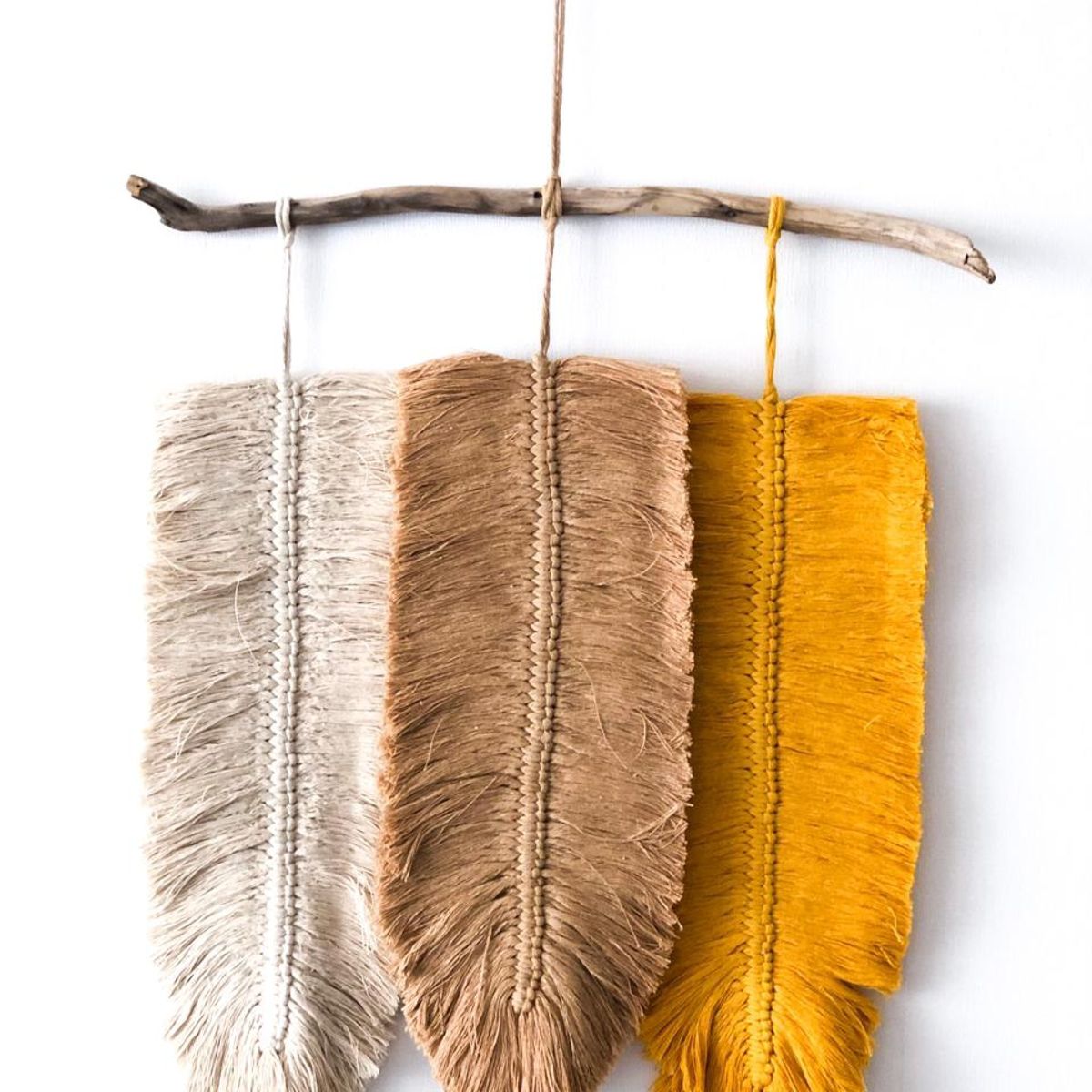 GENERICO - Mural Boho Tres plumas tejido a mano en macrame