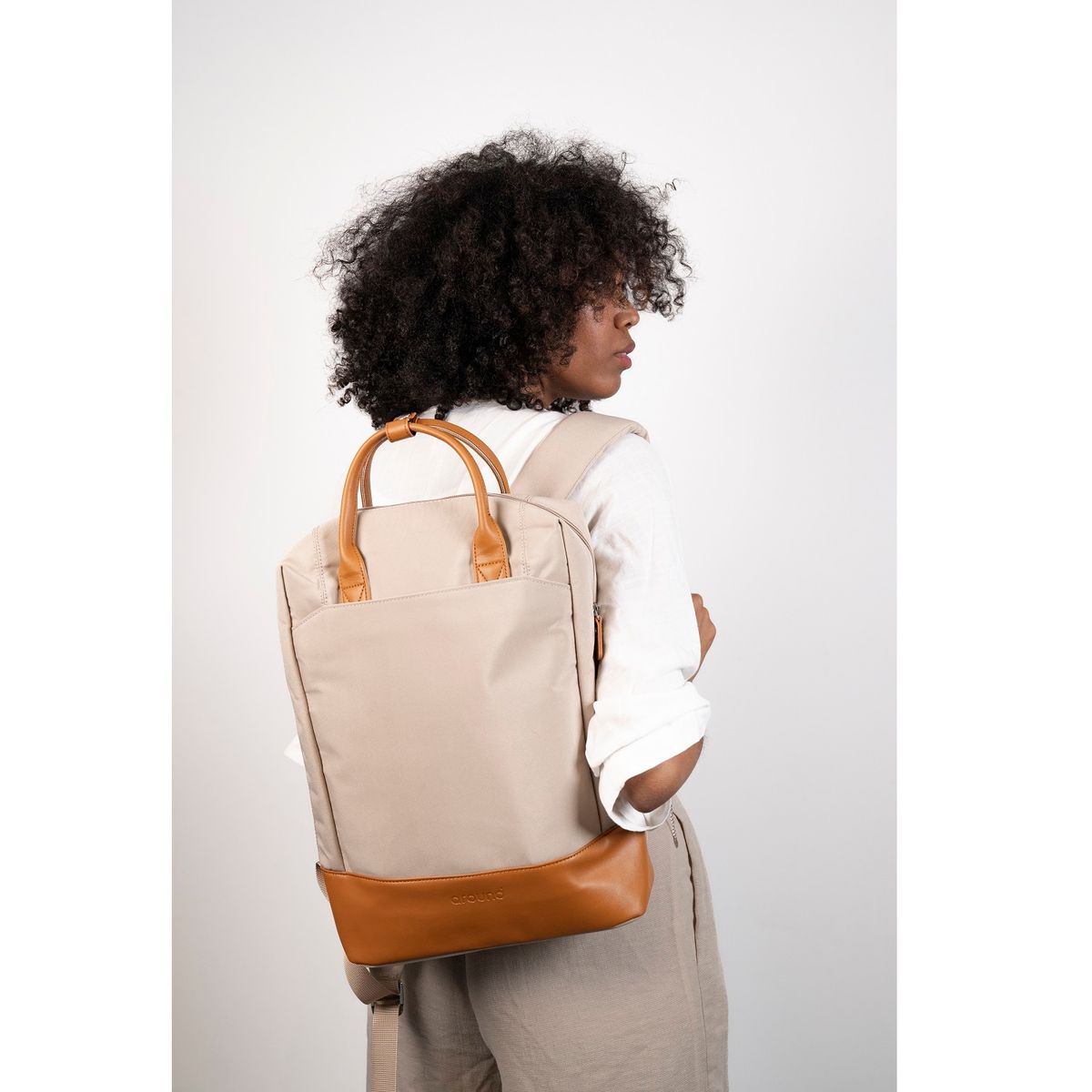 AROUND - MOCHILA JUST BASICS BEIGE.---