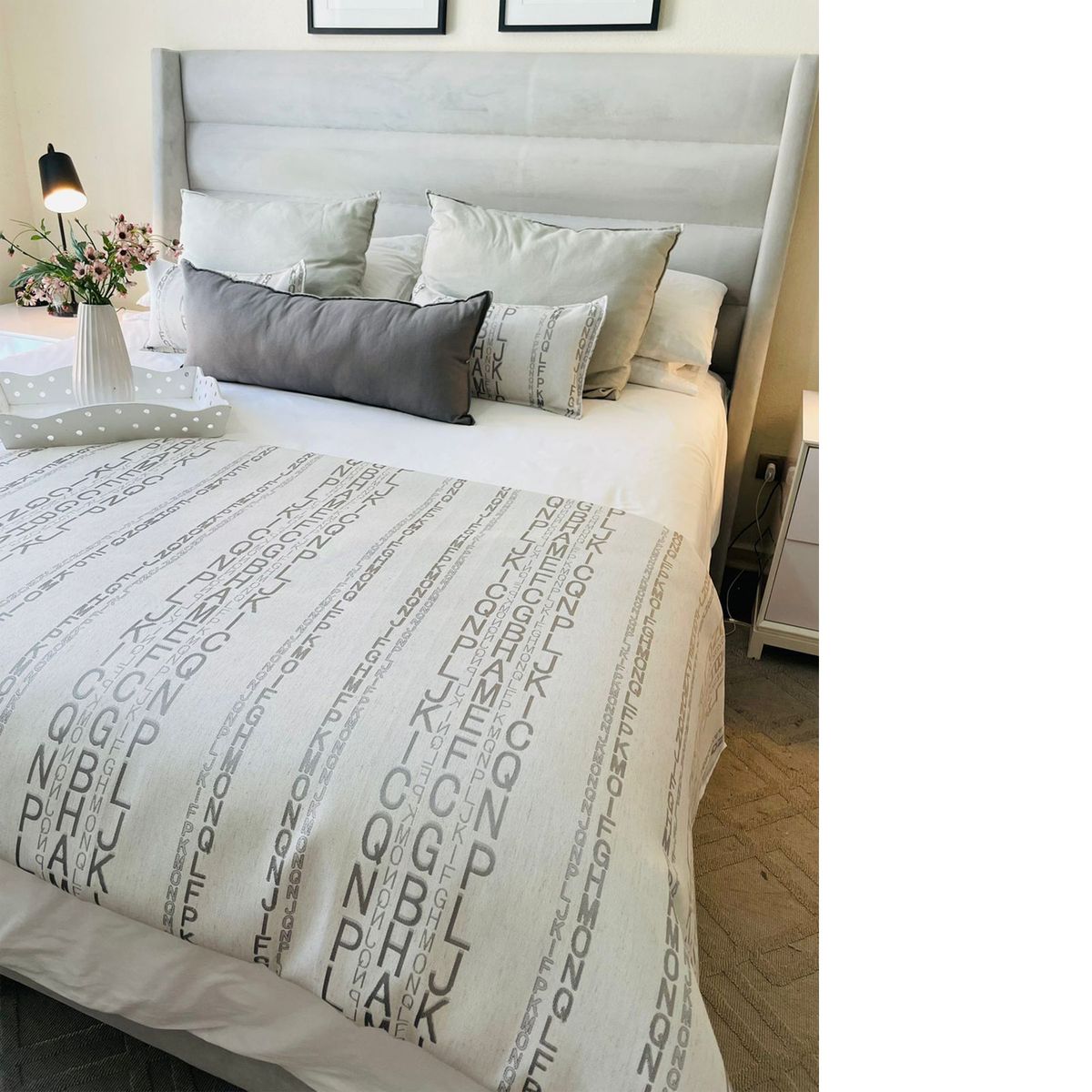 ANTONIA PAZ - Conjunto letras gris King