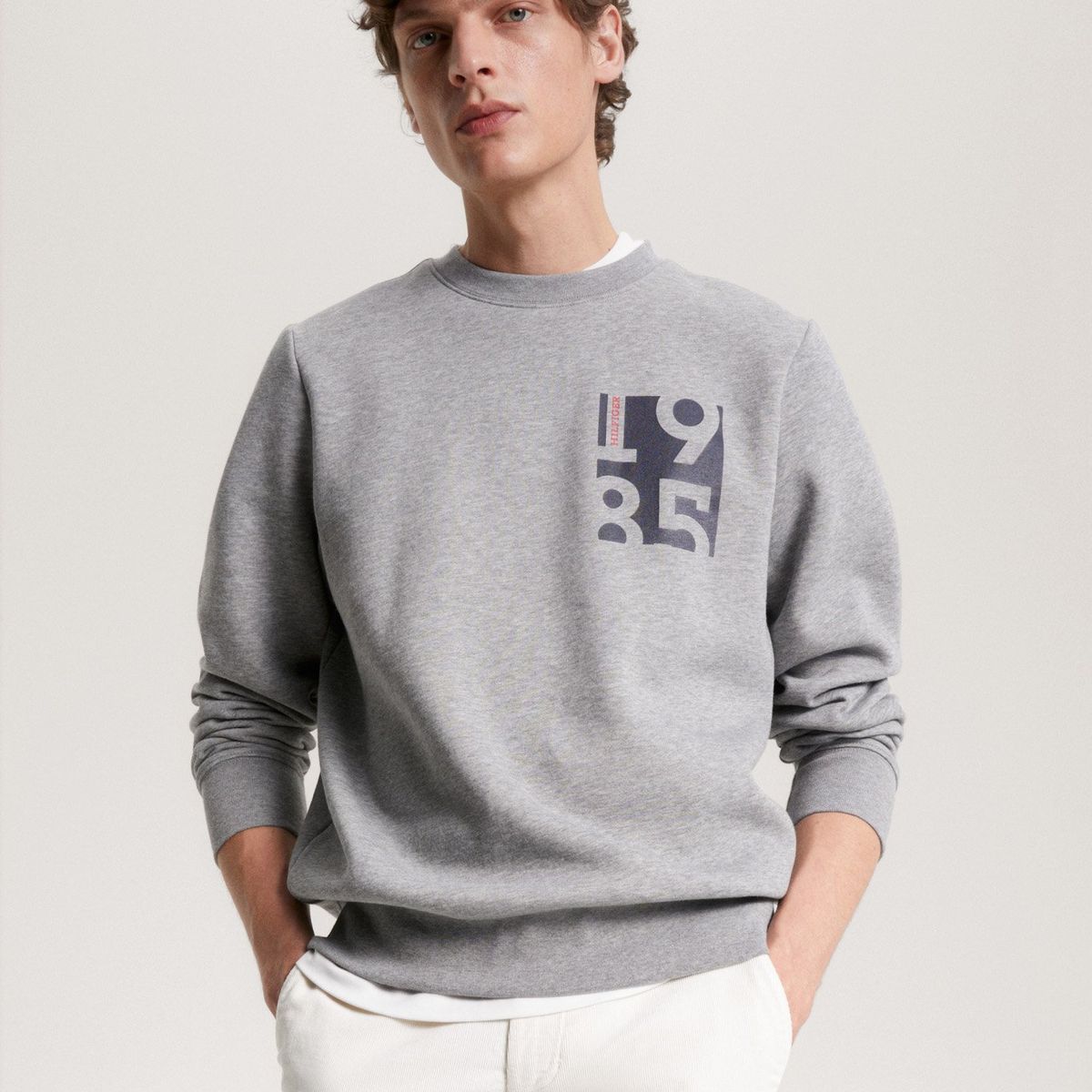 TOMMY HILFIGER - Polerón C-Neck Con Logo Estampado Gris Tommy Hilfiger.