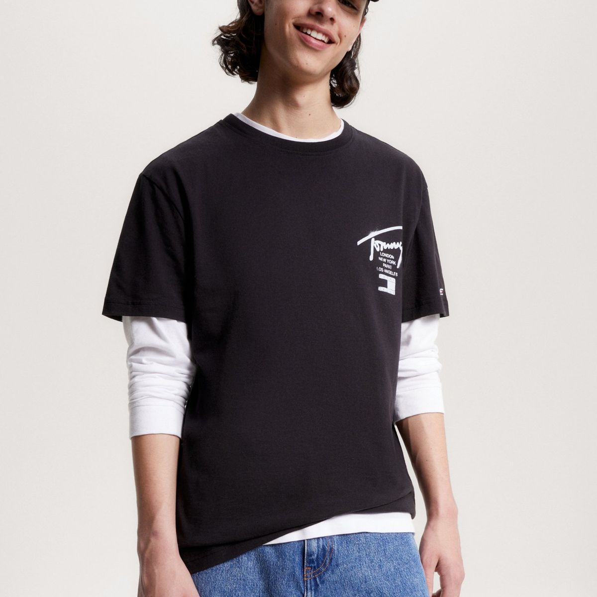 TOMMY HILFIGER - Polera Spray Signature Con Logo Negro Tommy Jeans