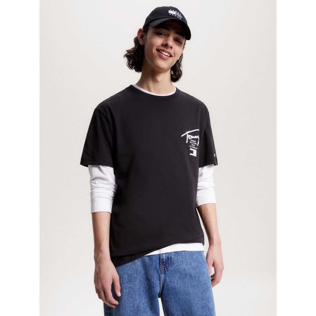 TOMMY HILFIGER - Polera Spray Signature Con Logo Negro Tommy Jeans