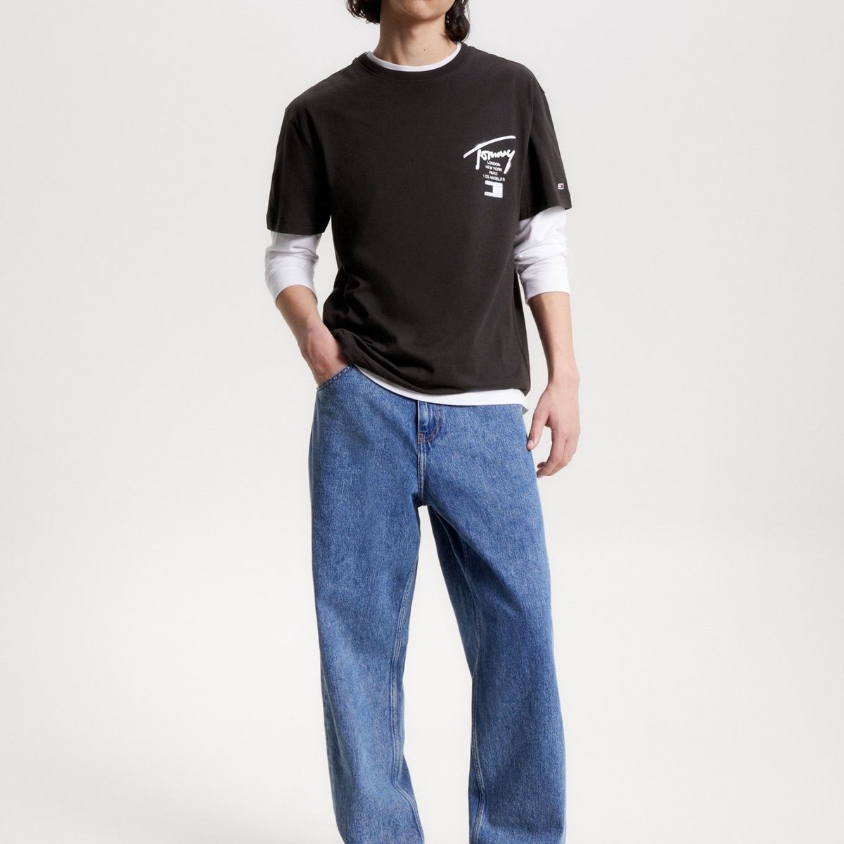 TOMMY HILFIGER - Polera Spray Signature Con Logo Negro Tommy Jeans