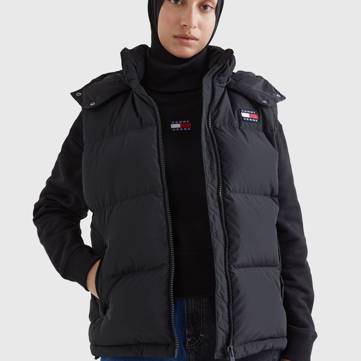 TOMMY HILFIGER - Parka Vest Alaska Acolchada Con Gorro Negro Tommy Jeans