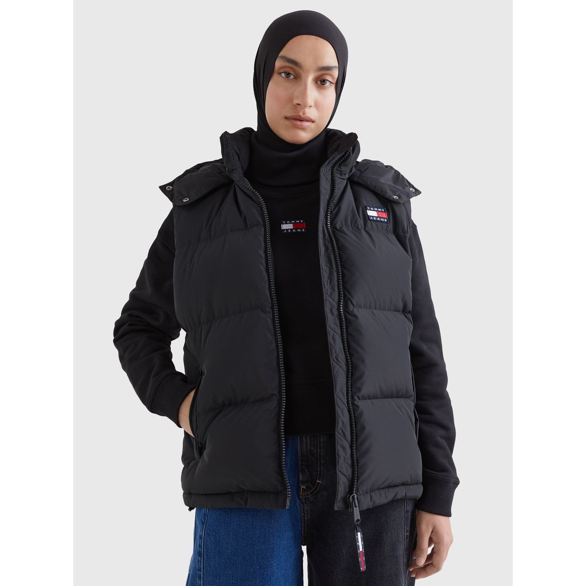 TOMMY HILFIGER - Parka Vest Alaska Acolchada Con Gorro Negro Tommy Jeans
