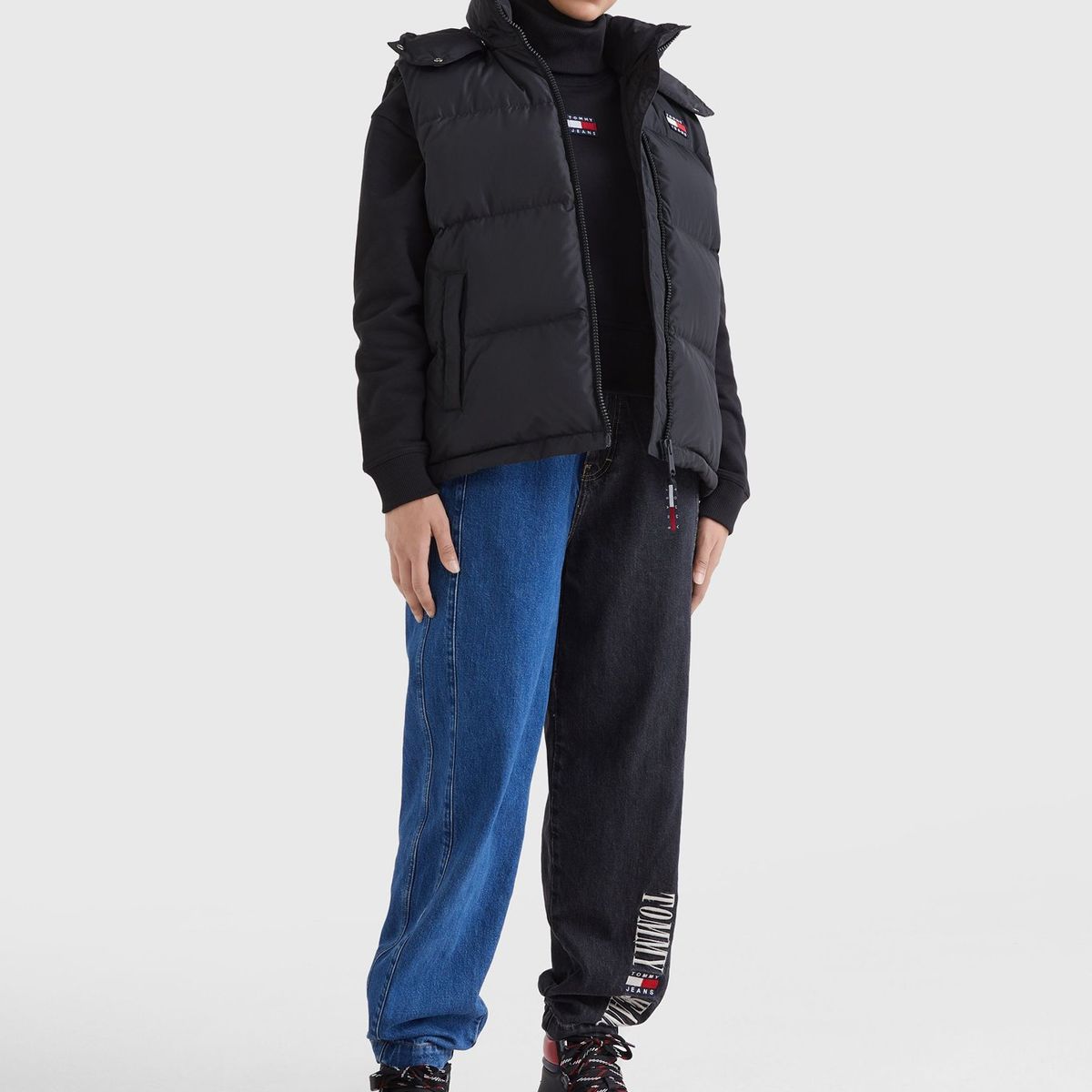 TOMMY HILFIGER - Parka Vest Alaska Acolchada Con Gorro Negro Tommy Jeans