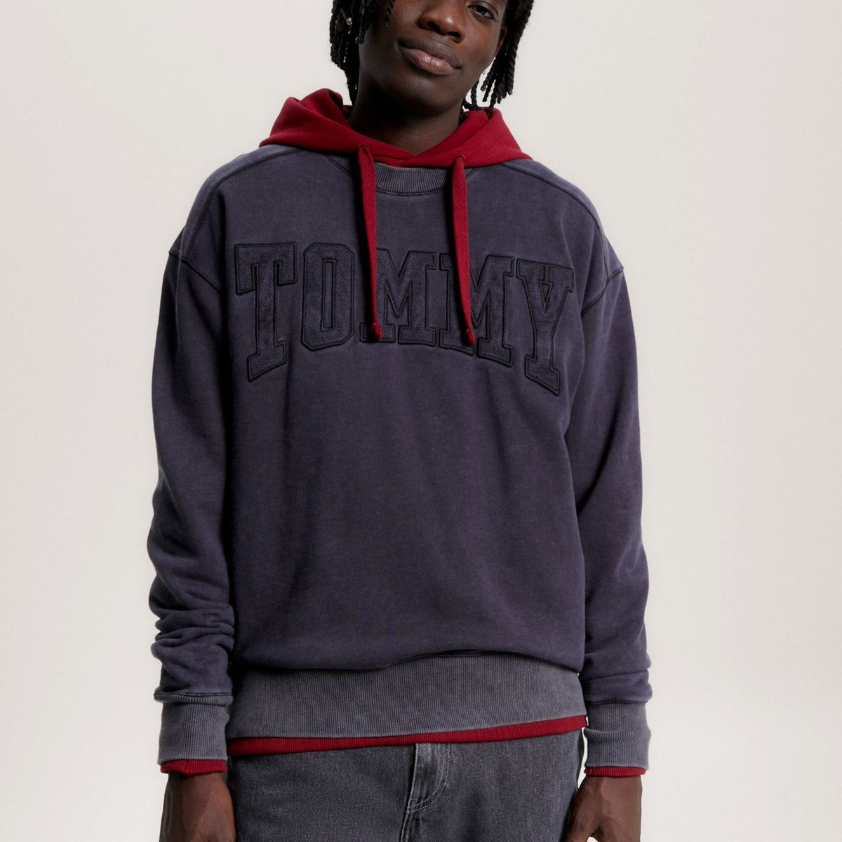 TOMMY HILFIGER - Polerón Relaxed Varsity Logo Negro Tommy Jeans