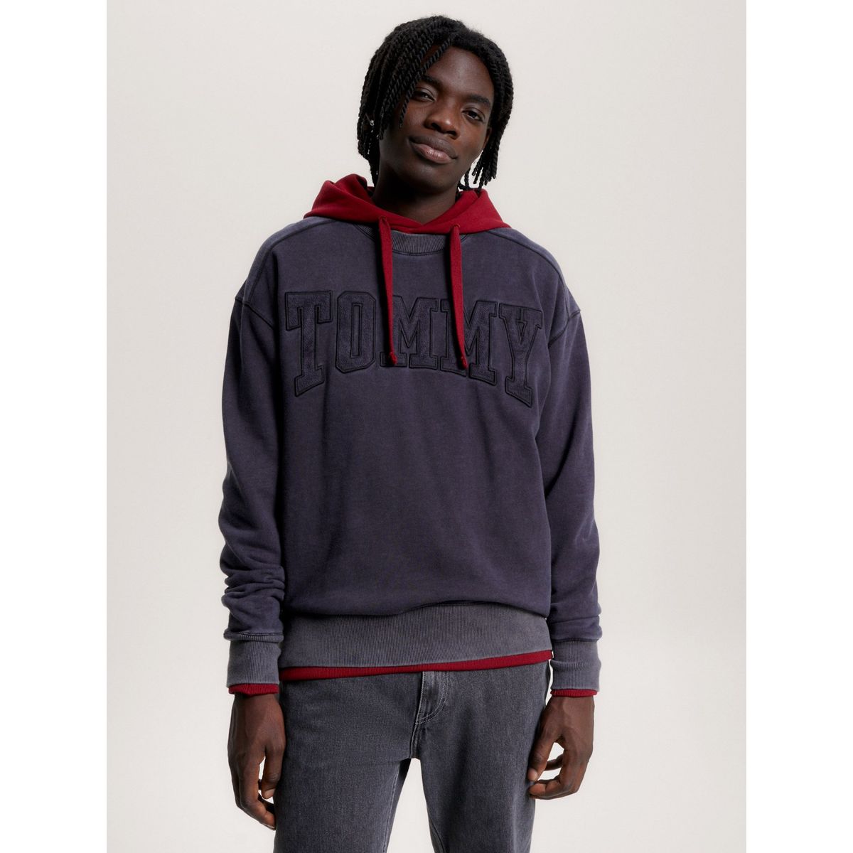 TOMMY HILFIGER - Polerón Relaxed Varsity Logo Negro Tommy Jeans