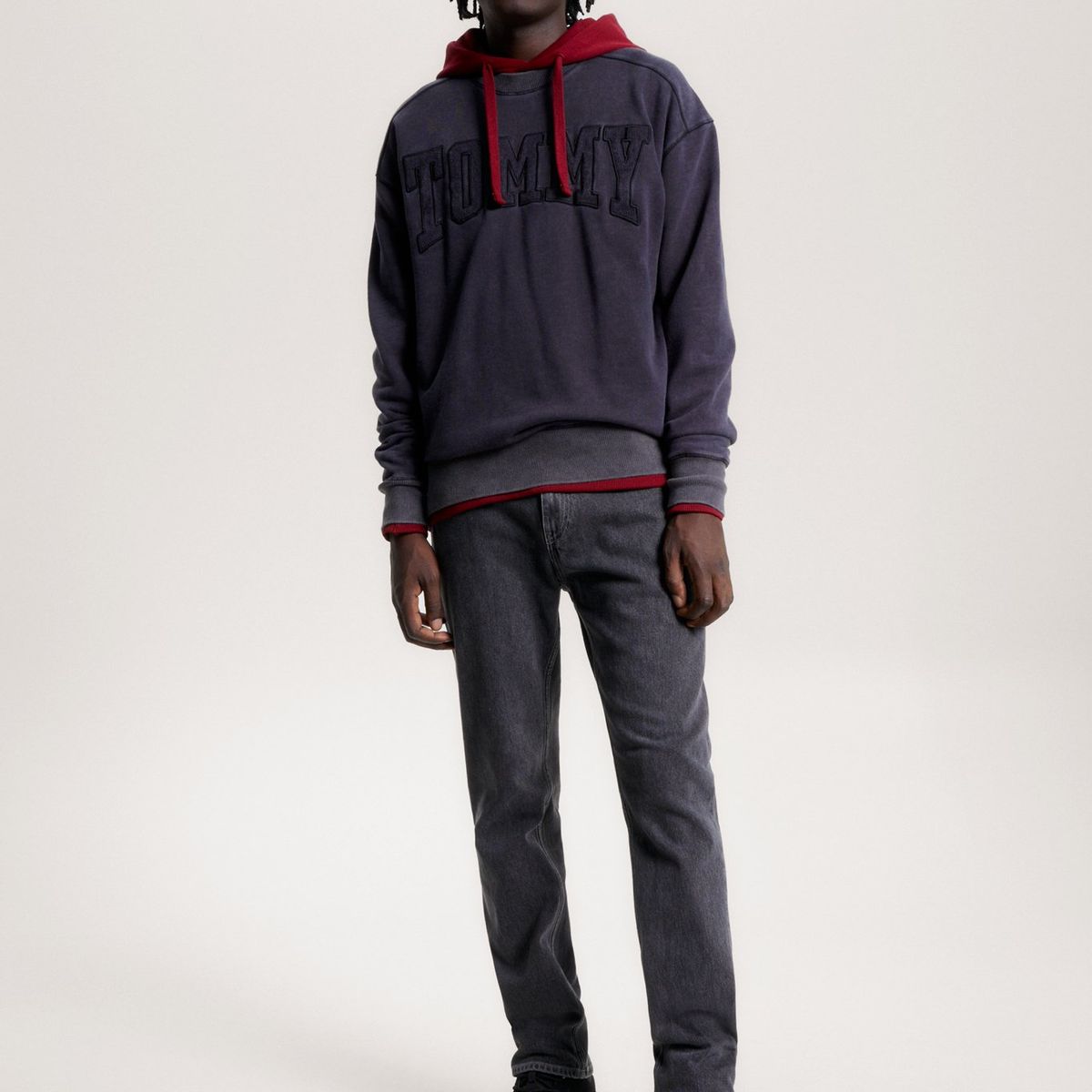 TOMMY HILFIGER - Polerón Relaxed Varsity Logo Negro Tommy Jeans