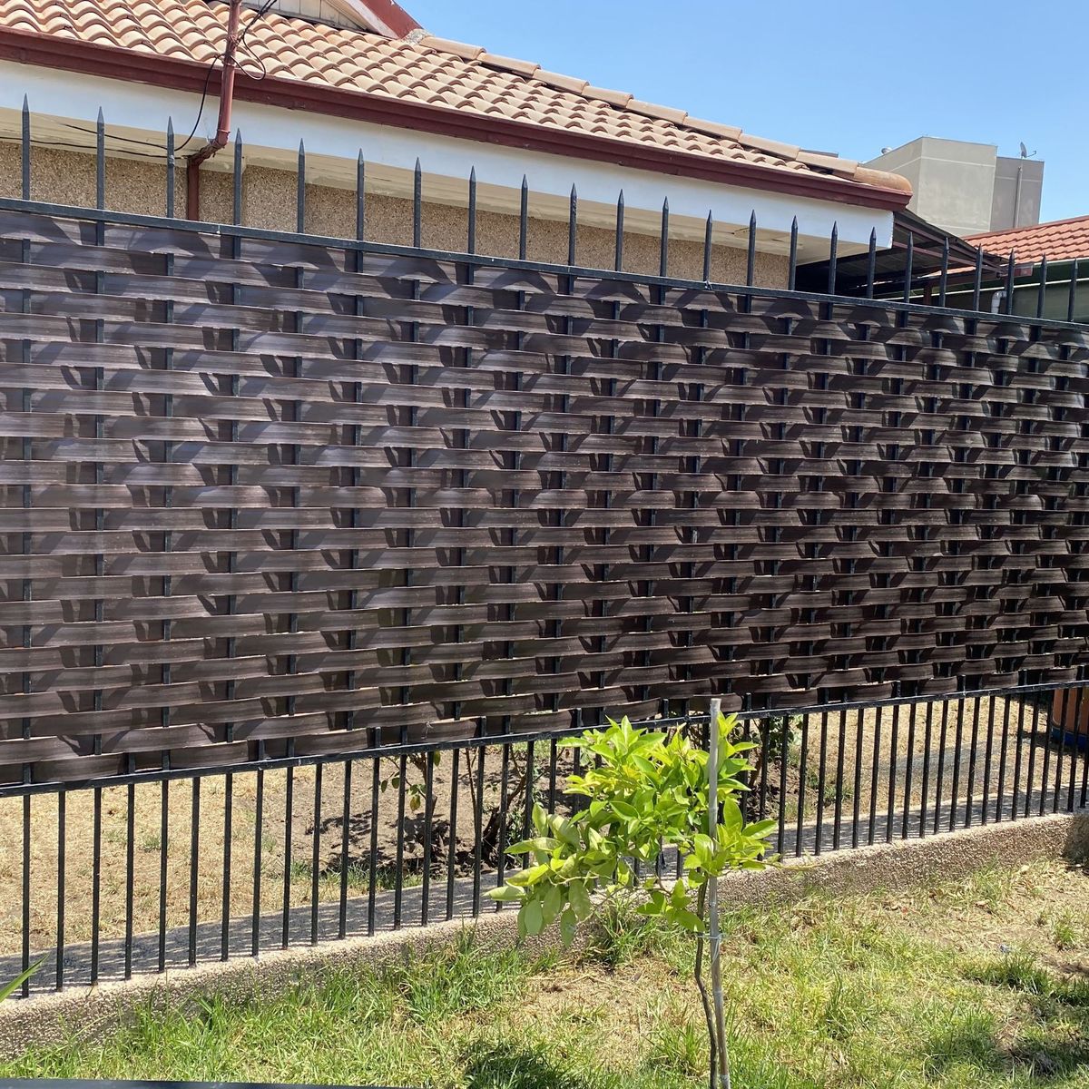 VALSTORE DECO Y DESIGN - Cinta Plástica cubre cercos y rejas Café 3 M2, incluye broches de instalación