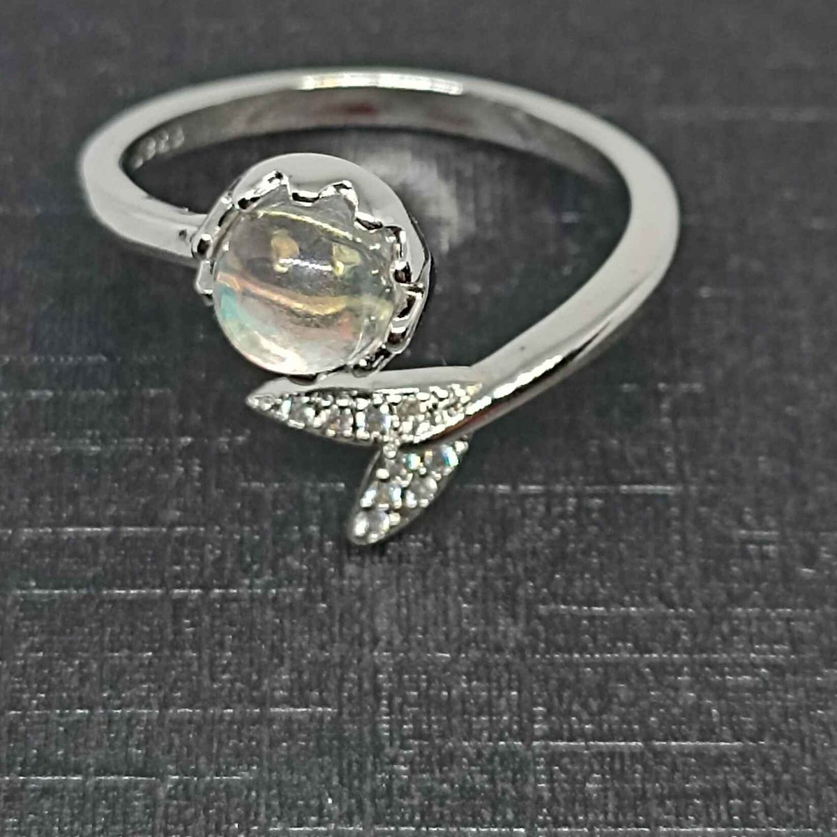 GENERICO - Anillo Ajustable Con Cola de Piedra Lunar Plata