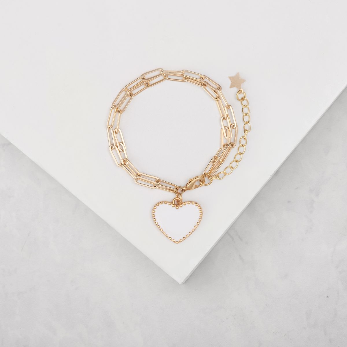 BY LAS CAYETANAS - Pulsera doble eslabón rectangular con Corazón blanco bañada en Oro 18k